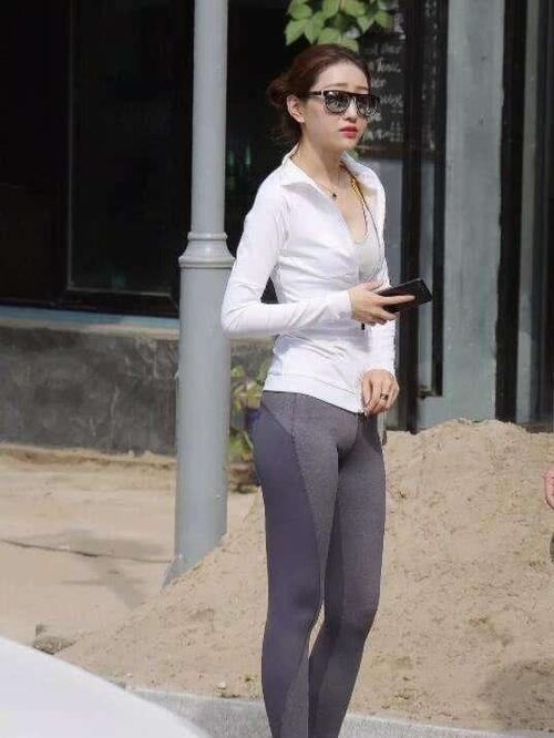 街拍：成熟性感的小姐姐，穿着黑色超短裙凸显美腿和白皙的皮肤！