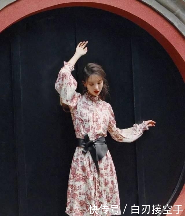 『花朵』2020开春 流行穿“开满花”的裙子，谁穿谁美！