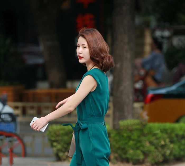 美女街拍， 高腰修身打造优雅完美的身型 ,更引人注目欣赏