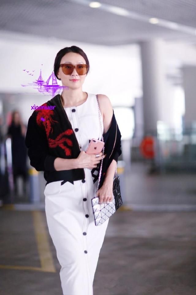 陶虹半边衣机场装嫩，网友:多大的年纪了自己不知道么，别折腾了