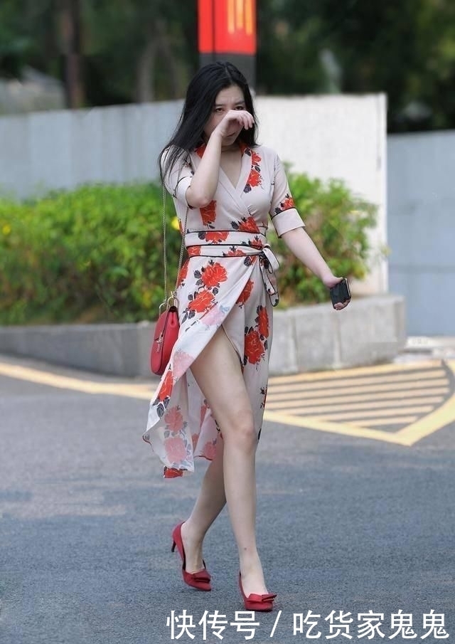 和服:休闲穿搭碎花紧身裙,尽显微胖性感身材,街拍:面容憔悴的小姐姐
