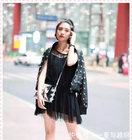 看了唐艺昕深V裙，男人都怀疑人生，网友这尺度张若昀受得了吗