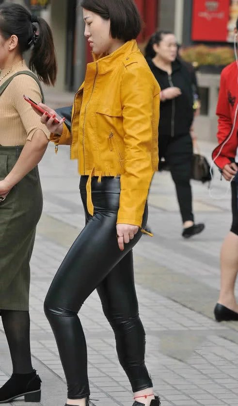 紧身皮裤小姐姐搭配黄色衬衫,弯腰的瞬间展露丰满的曲线,很有看