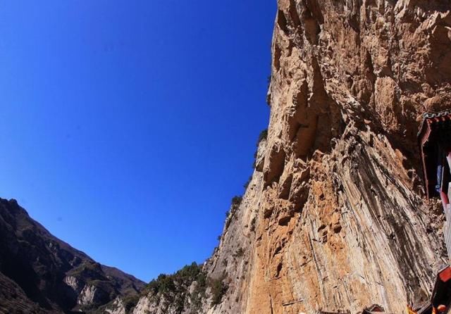 这个恬静的小山村，位于太行山深处，拥有极其动人的风光