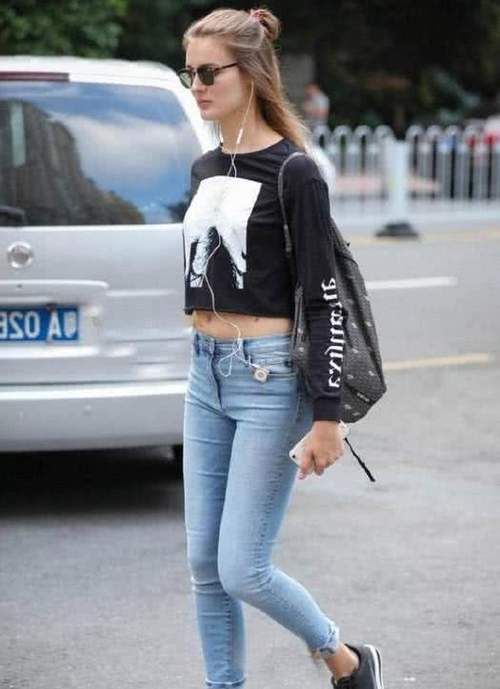 美女穿了牛仔裤之后，整个人都显得更加的成熟知性了！