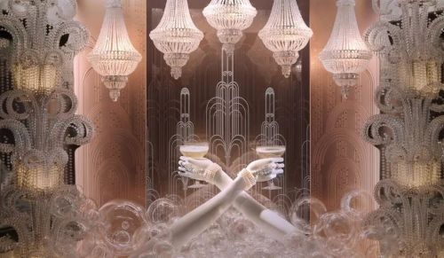 她是凡尔赛宫的点缀，也是女神裙上的珠光