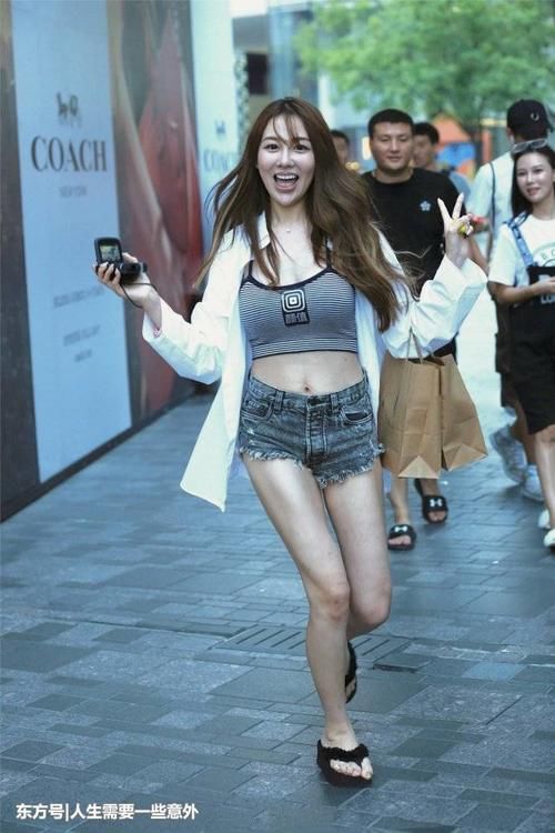 这样活泼可爱的美女相信很多人喜欢吧，青春洋溢，颜值身材都在线