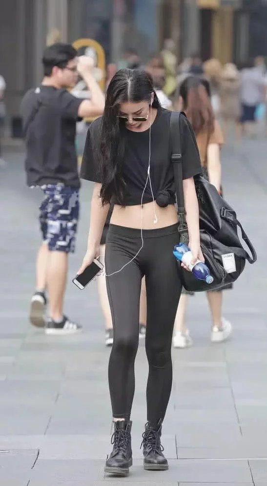 气质小姐姐紧身裤搭配露脐上衣曲线圆润，穿出婀娜多姿的休闲风