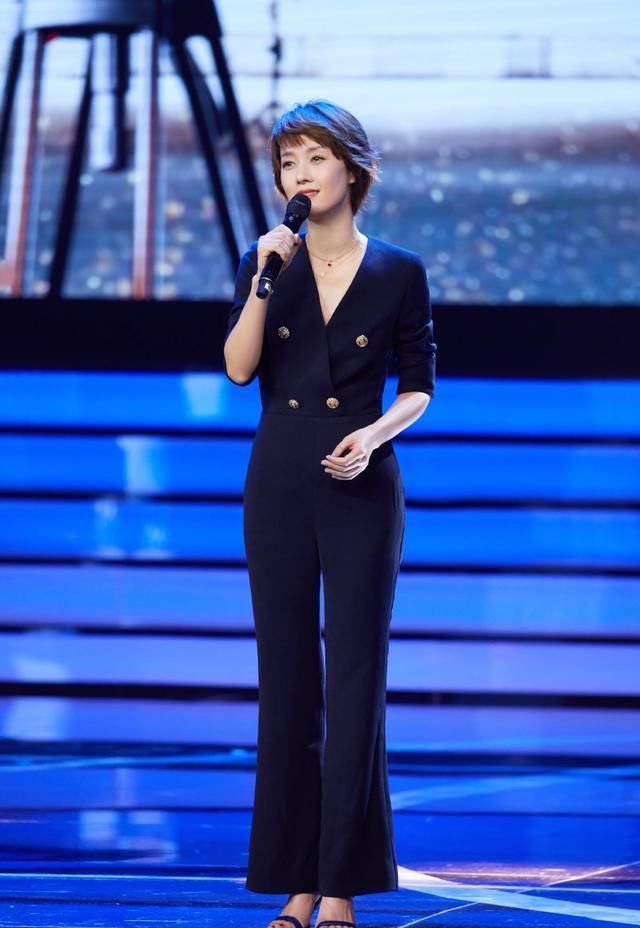 「穿搭」真不相信马伊琍44岁,穿黑色连体裤高级时髦,说她30岁我信了