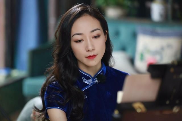 韩雪绿条纹白短裤清新自然，网友：胸前的一道缝是认真的吗？