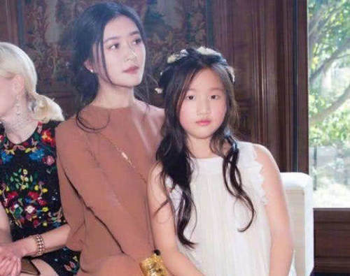 长相不如多多，气场不如李嫣，但阿玛尼却亲自给她设计礼服！