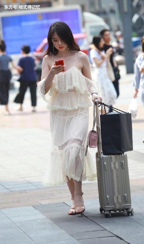 这位拖着行李箱的美女是空姐吗？不仅颜值高，而且身材也好！