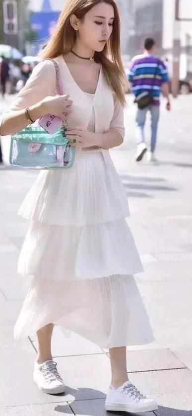 时尚穿搭:一个身材高大的小姐姐,穿搭了一件白色的连衣裙很时尚