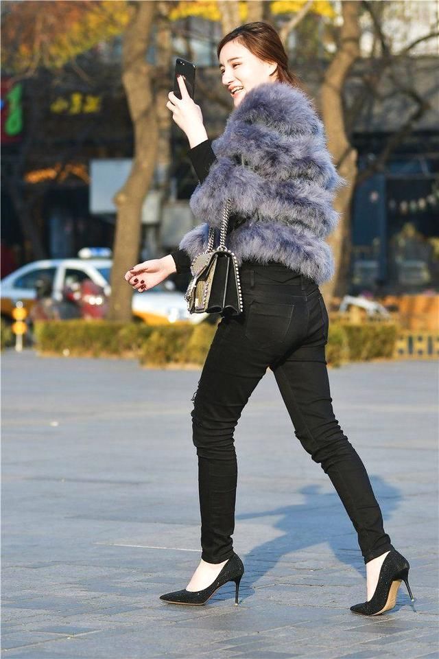 街拍：时尚地标三里屯，小姐姐玩自拍，非常兴奋