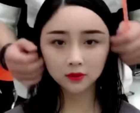 大脸妹子想换发型，理完后都想把店砸了，网友：25岁剪成40岁