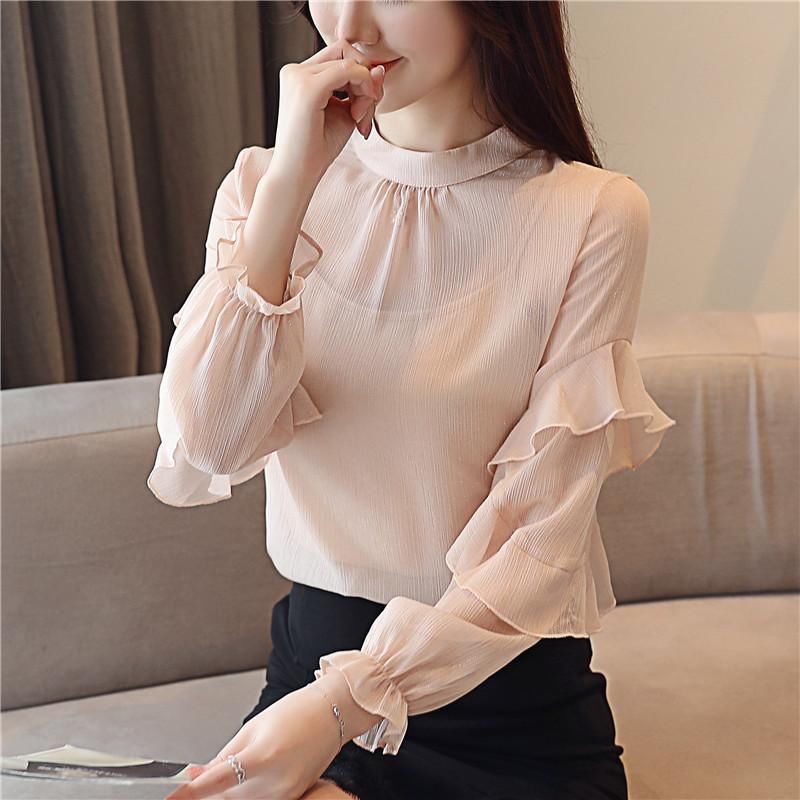 30岁性感女人正确的穿搭方式:雪纺衫+黑丝袜，惊艳众人眼