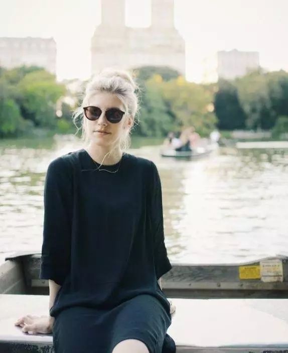 美国女子一个月只穿同一条裙子，结果同事完全没发现她没换衣服