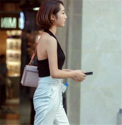  #小美女#街拍：看手机的小美女，简洁衣装，必将成为街上最亮丽的风景线