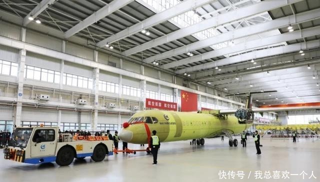 国产:现场传来阵阵欢呼,又一款新型国产大飞机下线,波音:这下麻烦了