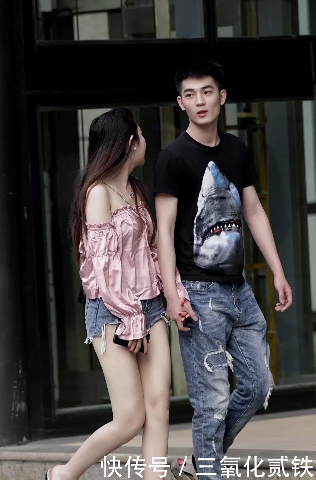  『红衫』街拍：搭红衫的小姐姐一脸清纯的样子，真让人着迷！