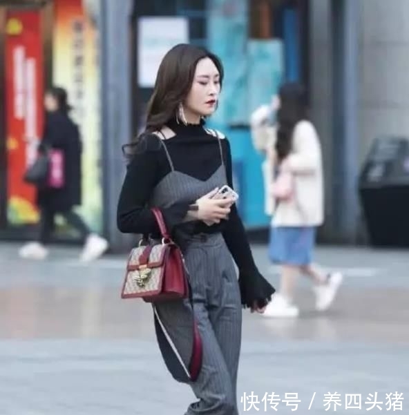  连体：街拍：风风韵韵的美女，一件粉红色连体裤外搭白色开衫