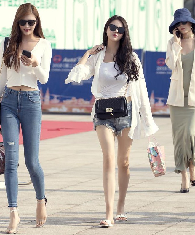 身穿紧身衣的小可爱，身材凹凸有致，展现女神性感妩媚！