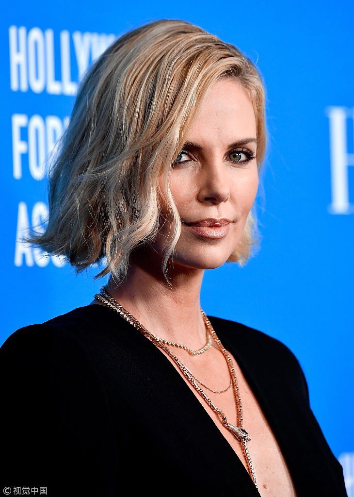 查理兹塞隆深V西装玩真空性感优雅  德普前妻长裙华丽、范宁扮成