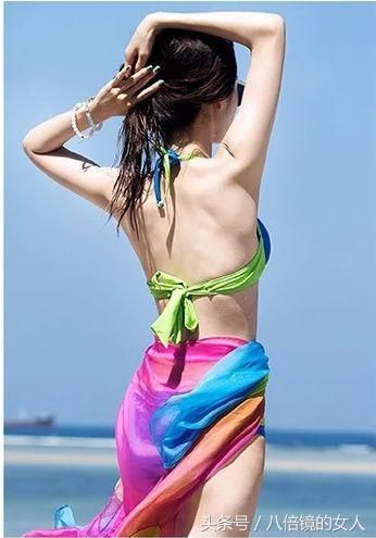 简约而不简单，撞色系比基尼泳衣，塑造优雅迷人的婀娜身材