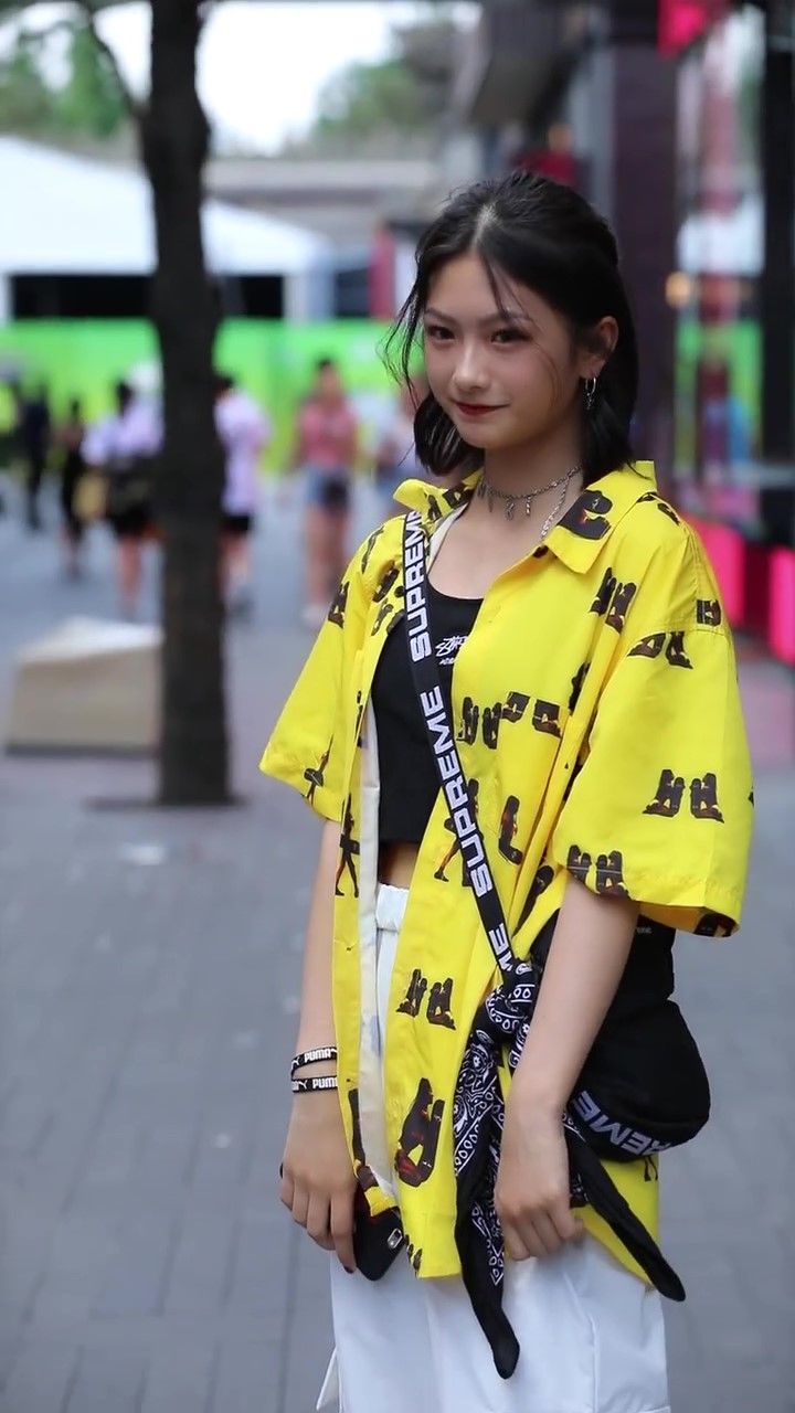 街拍:时尚女强人走路动作真迷人，修身超短裙更是魅力四射!