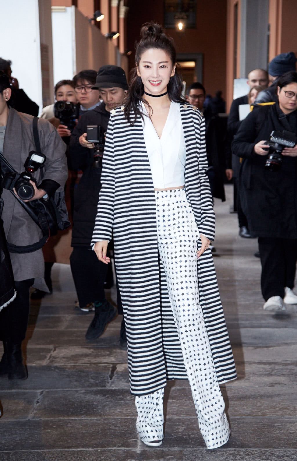 张雨绮短裤穿这么短，袁巴元同意吗？网友：这腿我彻底服了！