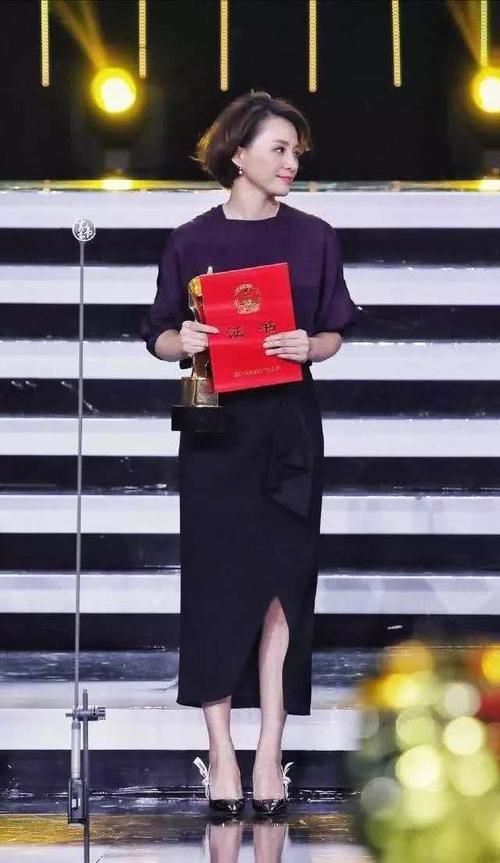 「展现出了董卿」46岁董卿终于开始玩性感了,穿银色吊带裙大秀美腿,这造型我给满分