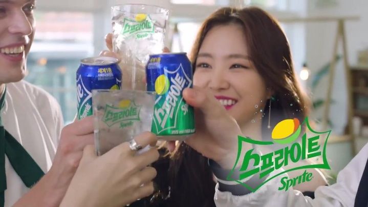 一款饮料掀起绿色海洋风，满屏都是韩国女神，李成敏最迷人