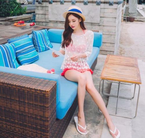 清澈甜美的比基尼泳衣美女，展现修长腿部轮廓，特别有魅力！