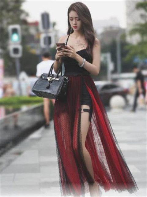 『波浪』街拍:波浪卷的长发小美女,破洞裤配小白鞋,简单又大方