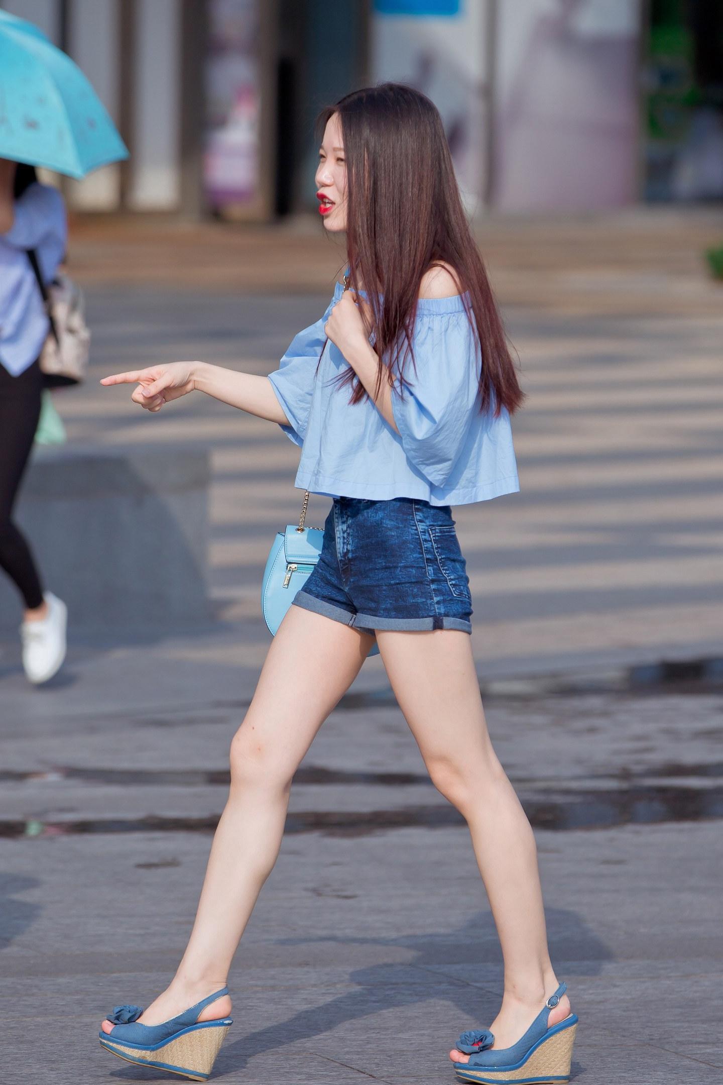 街拍：红唇美腿牛仔短裤，这个妹子美的不要不要的