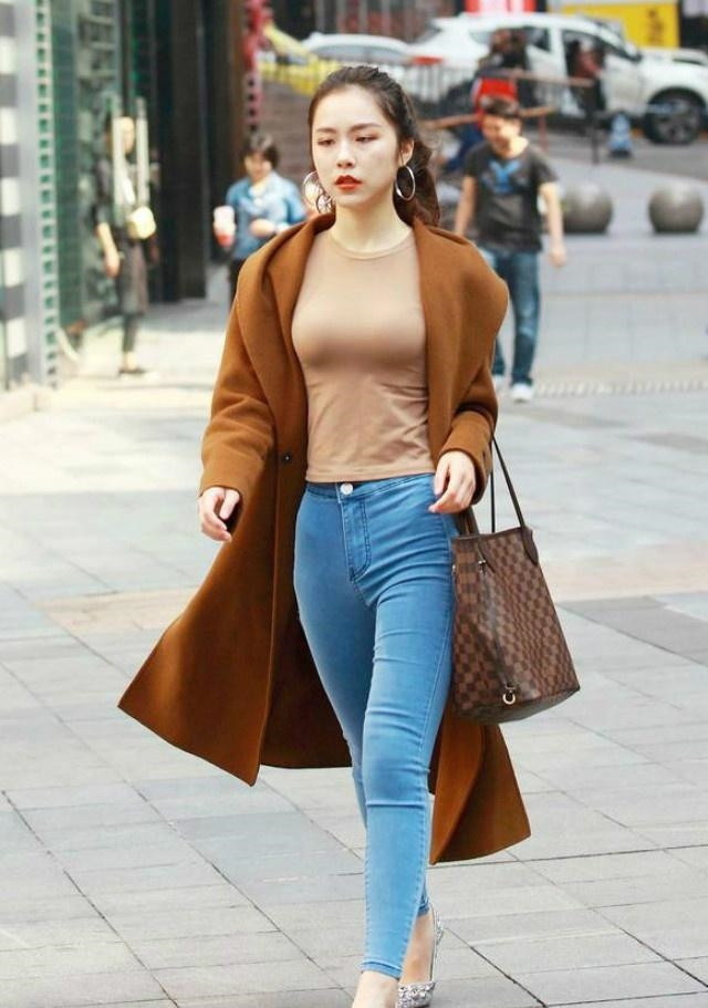  『设计』牛仔裤真“火”了, 被不同身材的美女接受, 也是没谁了!
