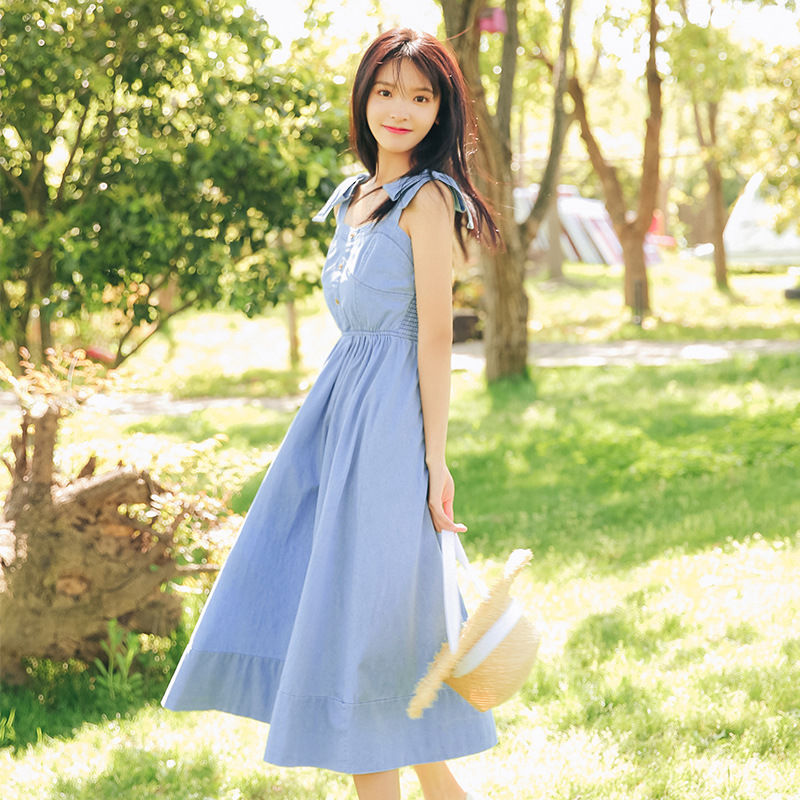 洋气女的选择,紧身吊带裙,勾勒性感好曲线