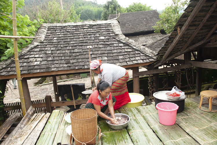  [室内]全村住木楼，室内无窗破而老旧，他们却活出了城里人羡慕