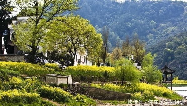 安徽歙县深渡画里人家窗前一幅流动的山水画卷，人宛如在画中