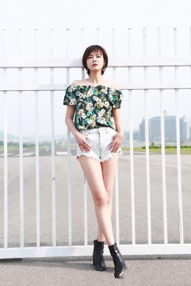 李艾还真是会穿，露肩秀腿的一样不落下，都快赶超模了！