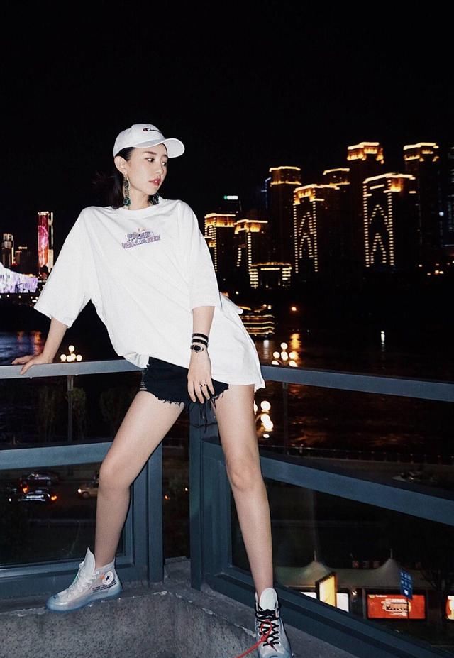 看到孙耀琦这么穿，我也想剁手，大晚上的可显美了