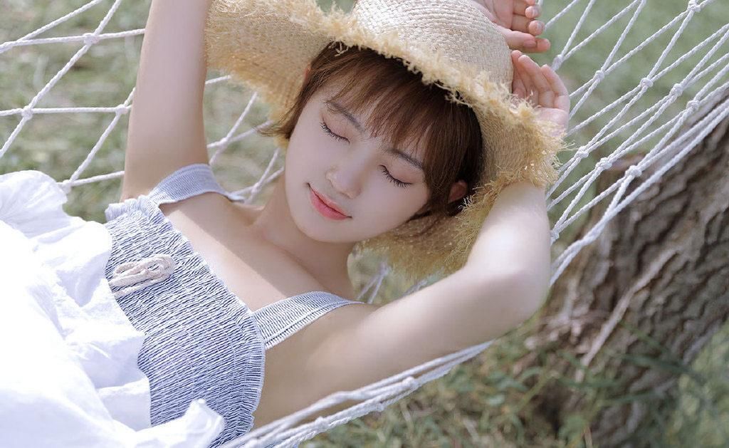 气质大眼美女吊带连衣裙性感户外旅拍图片