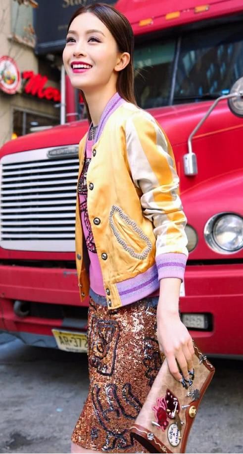 烈焰红唇的秦海璐穿出高级感，接二连三获奖的马伊琍鱼尾裙才迷人