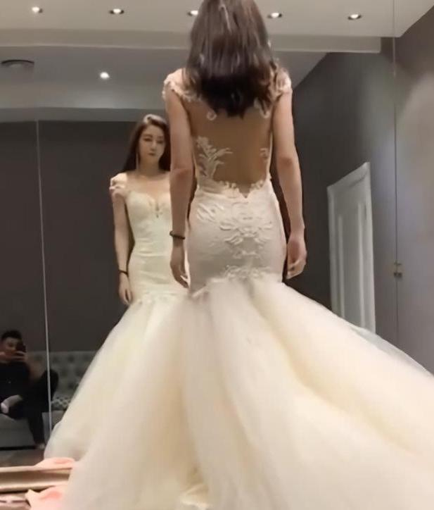 光看背影就忍不住，镜子意外露出她真容后，网友：活着的芭比娃娃