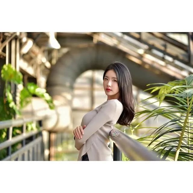 街拍:风情万种的成熟小姐姐,平时她也是这么挺着吗?