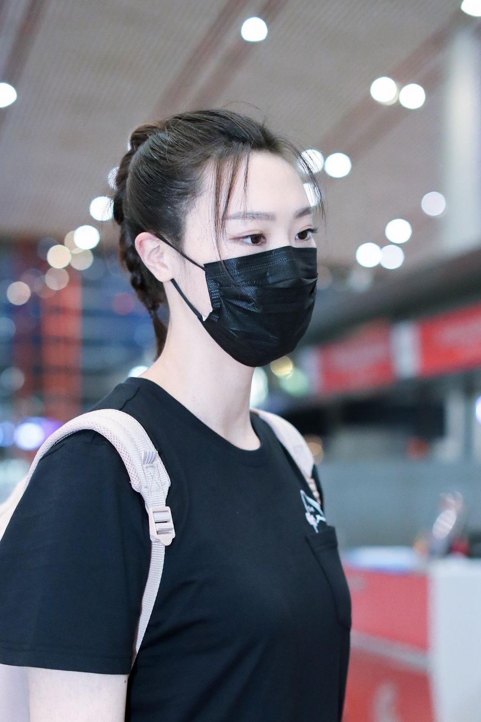 腿长2米!排球女神惠若琪戴口罩现身机场,紧身裤衬托大长腿!