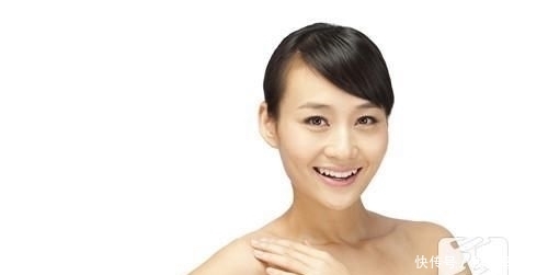  「皮肤」晚上护肤：清洁皮肤、涂抹肌底液、化妆水滋润肌肤