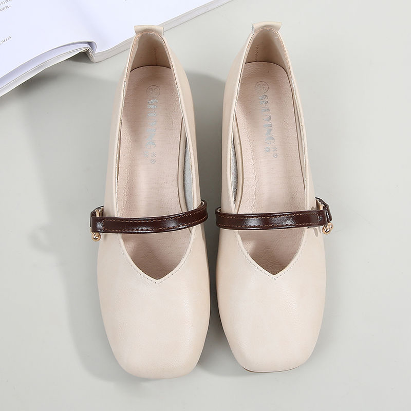 听说，女人只要有一双“金属风”凉鞋，就离女神更近一步了