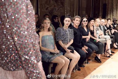 43岁田海蓉穿露腰装看秀,还脚踩一对20cm的细针,网友:看着都疼