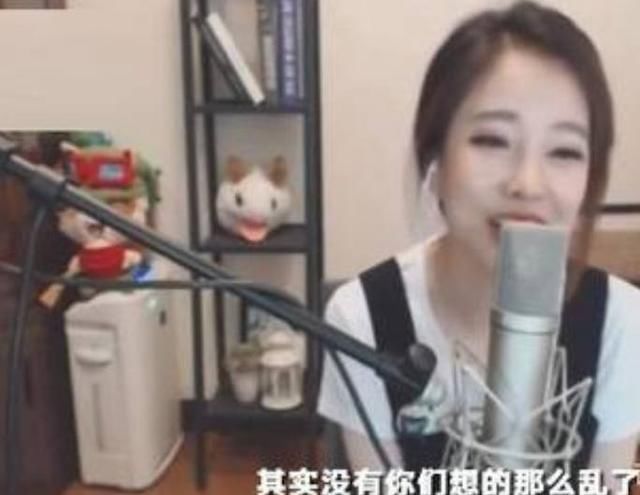 冯提莫称他的家庭并不坏 不是一个随随便便的人 爷爷给钱买电脑